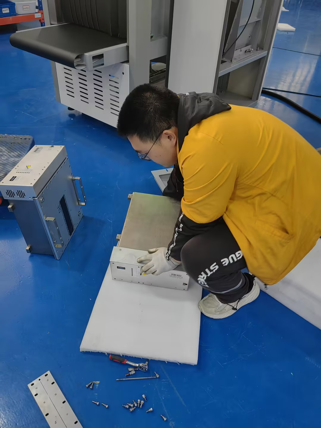 بائع: يبدأ بتكليف قطعة من المعدات