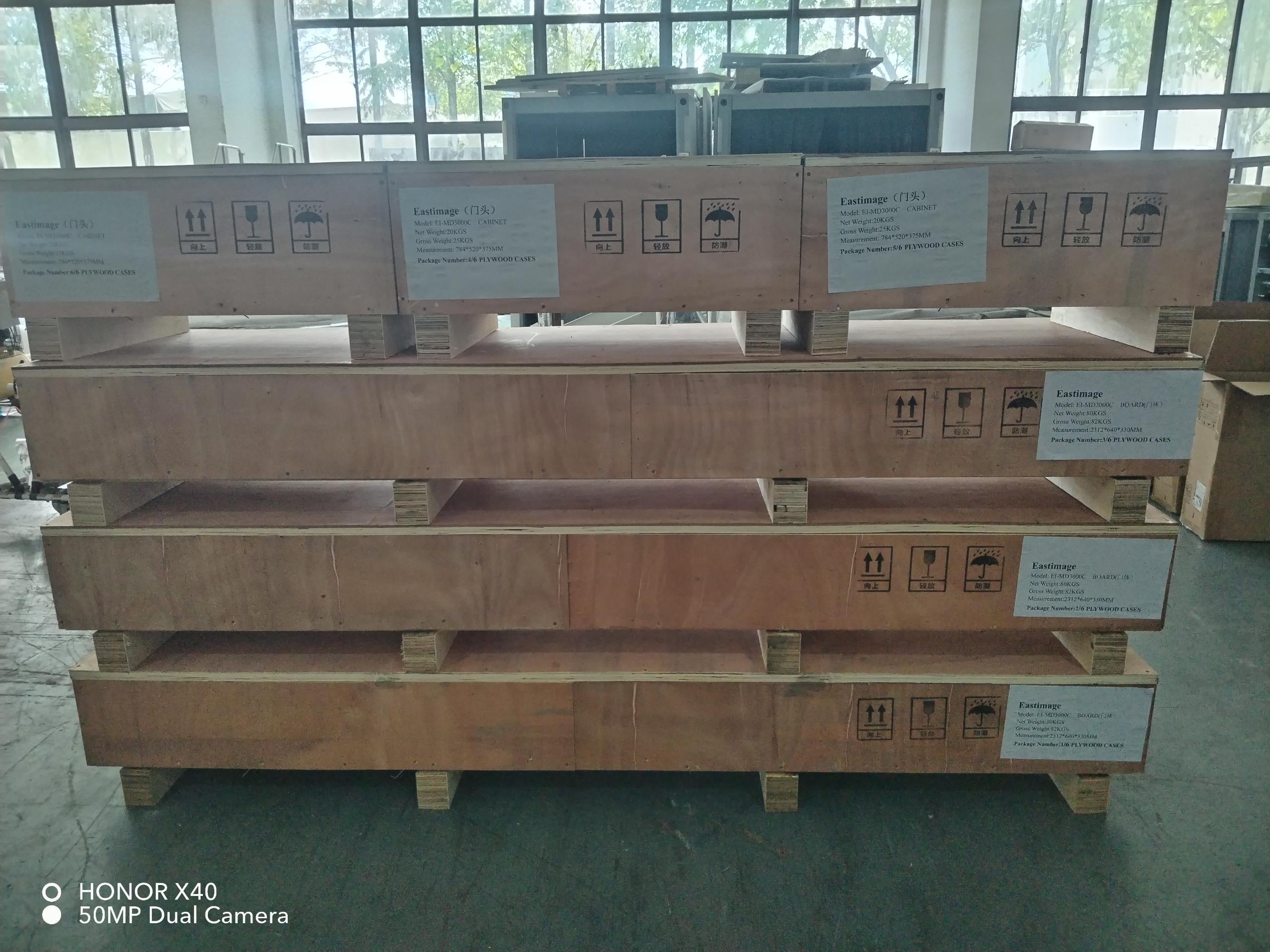 مجموعة كبيرة من البوابات الأمنية التي يتم شحنها إلى المملكة العربية السعودية